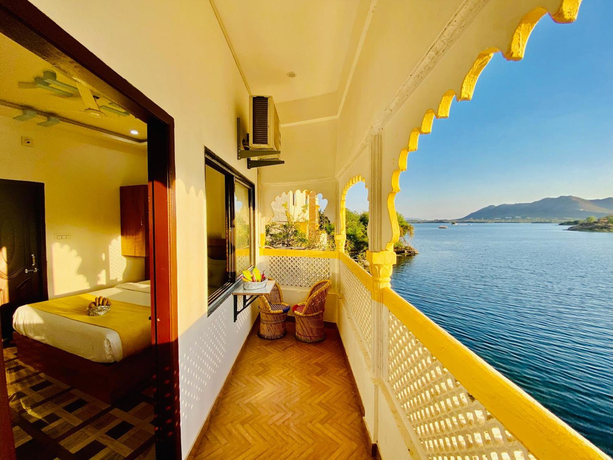 Hotel Vallabh A Lake Facing Balcony Udaipur Eksteriør bilde