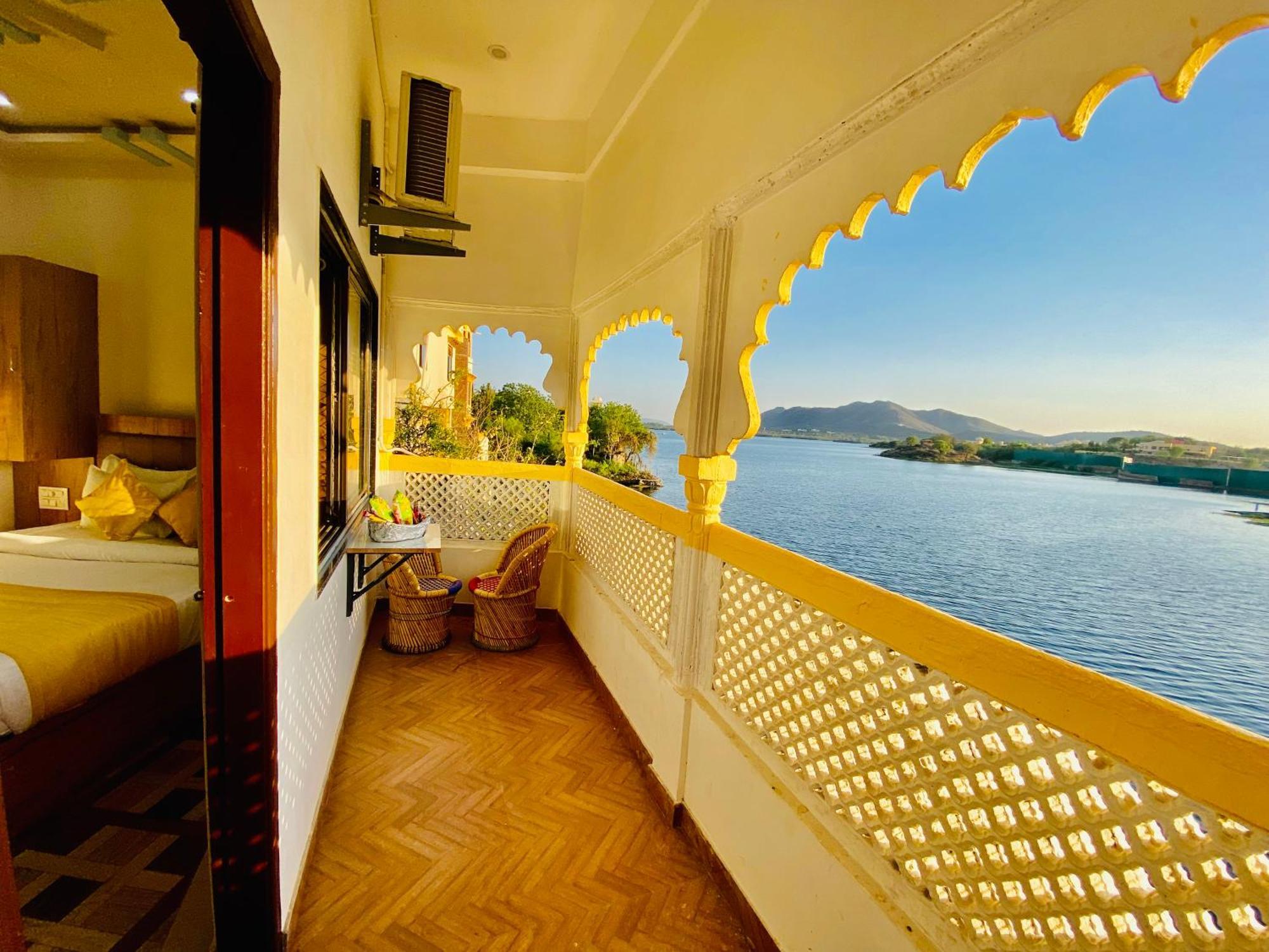 Hotel Vallabh A Lake Facing Balcony Udaipur Eksteriør bilde