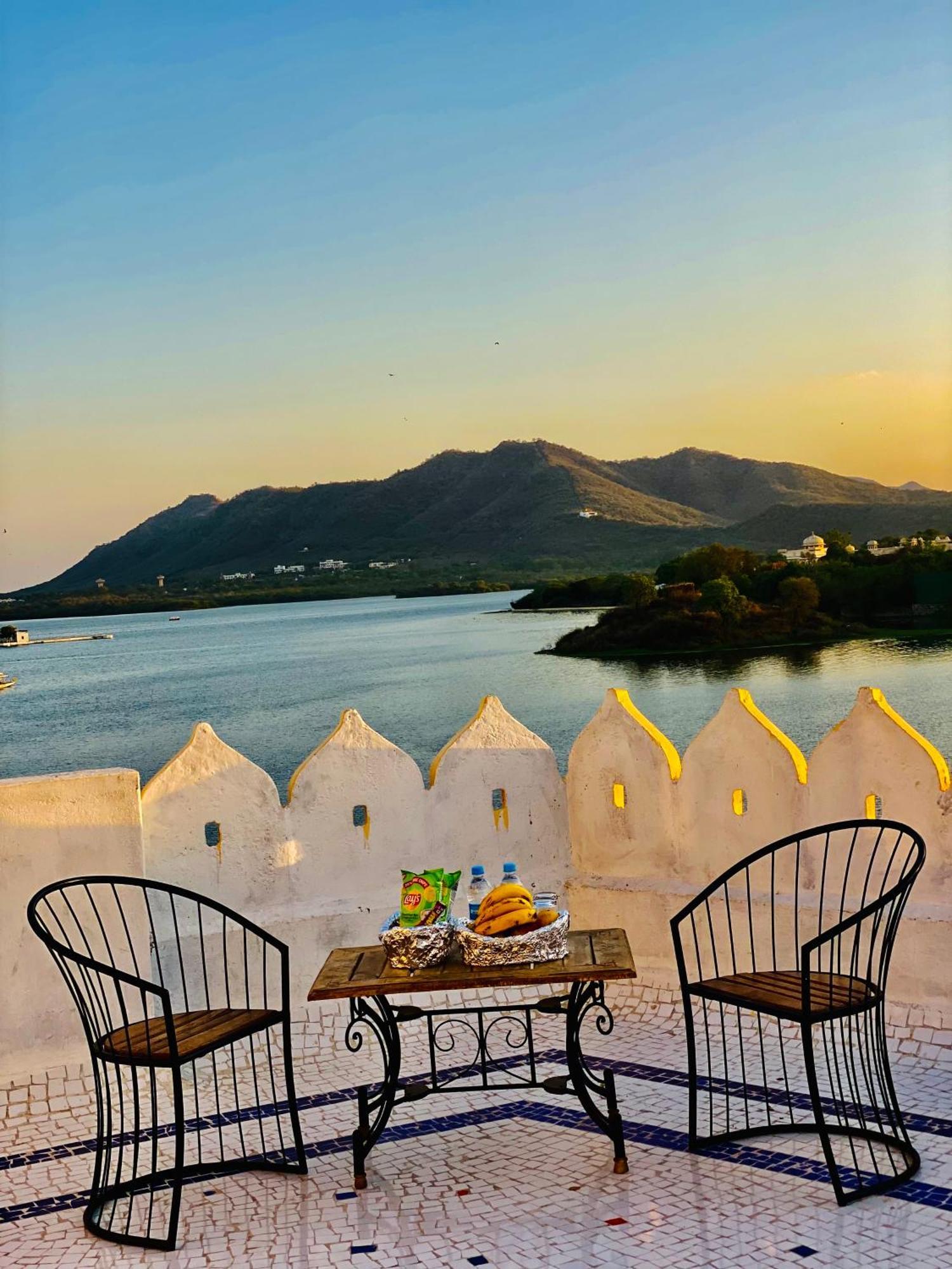 Hotel Vallabh A Lake Facing Balcony Udaipur Eksteriør bilde